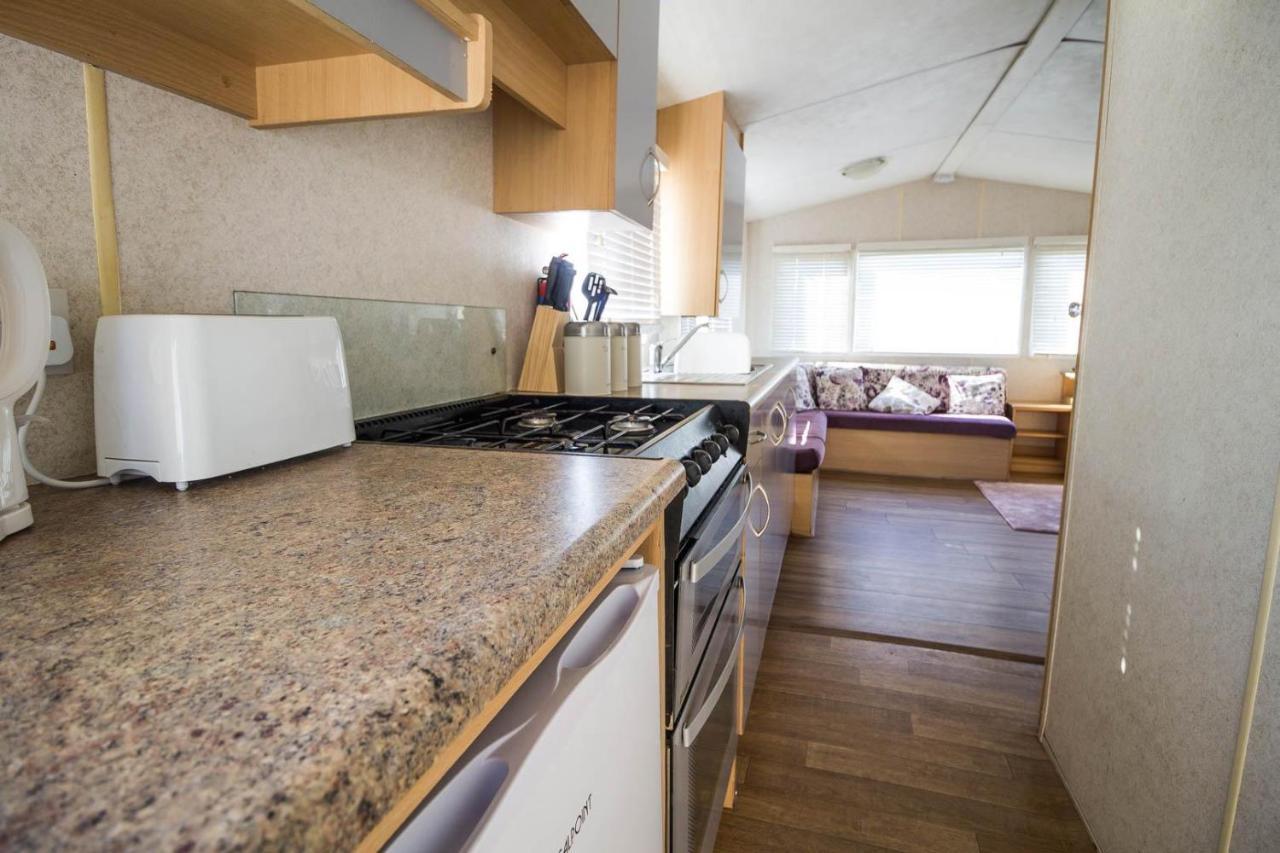 滨海克拉克顿 6 Berth Caravan With Decking At Martello Beach Holiday Park In Essex Ref 29016Y酒店 外观 照片