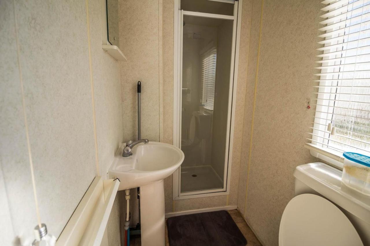 滨海克拉克顿 6 Berth Caravan With Decking At Martello Beach Holiday Park In Essex Ref 29016Y酒店 外观 照片