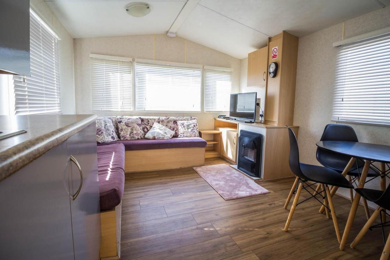 滨海克拉克顿 6 Berth Caravan With Decking At Martello Beach Holiday Park In Essex Ref 29016Y酒店 外观 照片
